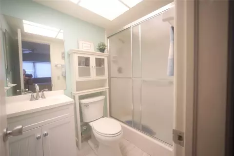 Bath - 601 Pine Dr #207, Pompano Beach, FL 33060 photo 1 of 2