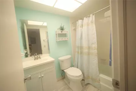 Bath - 601 Pine Dr #207, Pompano Beach, FL 33060 photo 2 of 2