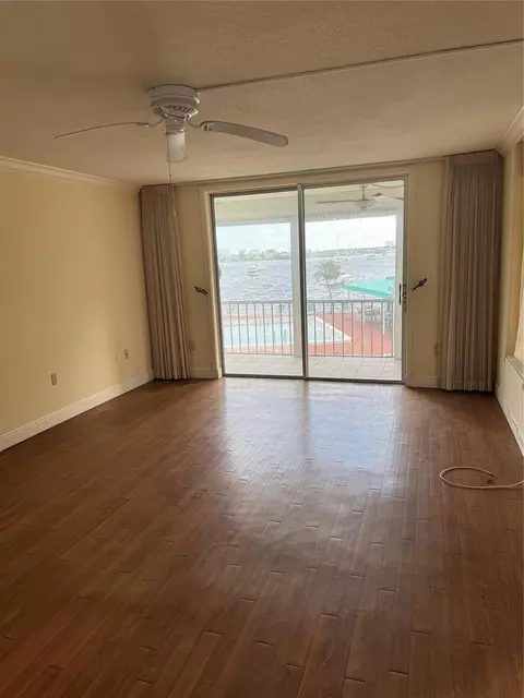 2910 Point Dr #M214, Aventura, FL 33160