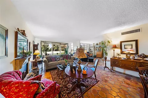 3930 Oaks Clubhouse Dr #105, Pompano Beach, FL 33069