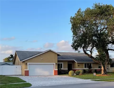 8581 27th Pl, Davie, FL 33328