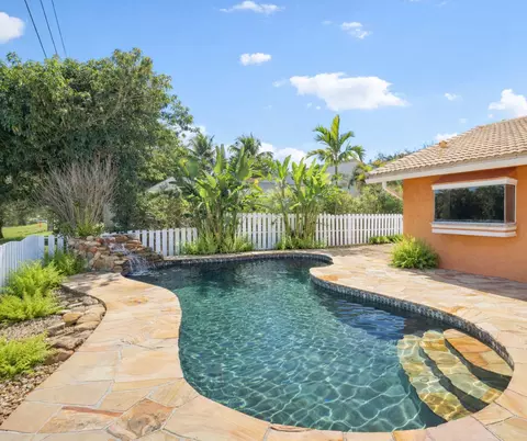 808 E Plantation Cir, Plantation, FL 33324