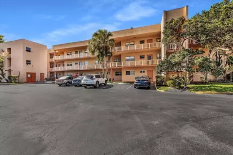 8380 Lagos De Campo #110, Tamarac, FL 33321