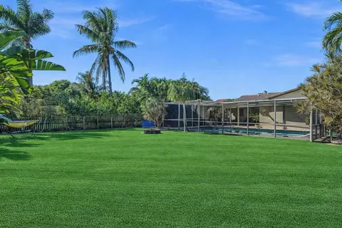 895 NW 87th Ave, Coral Springs, FL 33071
