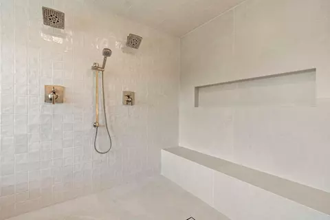 Bath - 8 Leeward Cir, Jupiter, FL 33469 photo 5 of 10