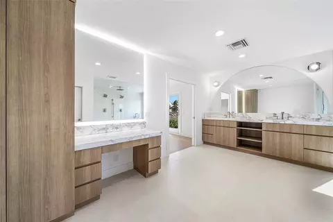 Bath - 8 Leeward Cir, Jupiter, FL 33469 photo 7 of 10