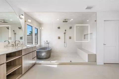 Bath - 8 Leeward Cir, Jupiter, FL 33469 photo 1 of 10