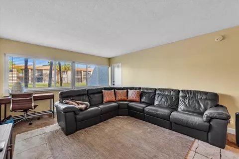 140 Lakeview Dr #105, Weston, FL 33326
