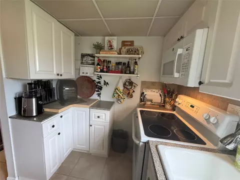 9121 Sunrise Lakes Blvd #101, Sunrise, FL 33322