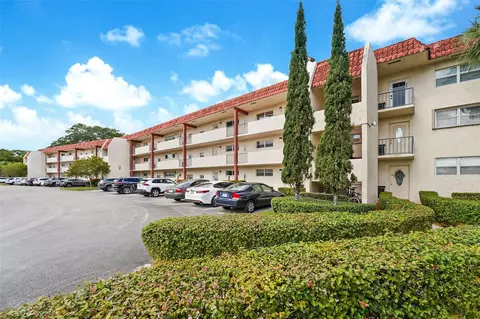 300 S Hollybrook Dr #302, Pembroke Pines, FL 33025
