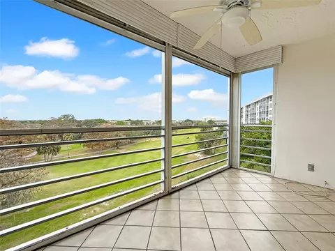 605 Oaks Dr #703, Pompano Beach, FL 33069