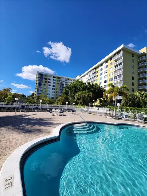 4400 Hillcrest Dr #404, Hollywood, FL 33021