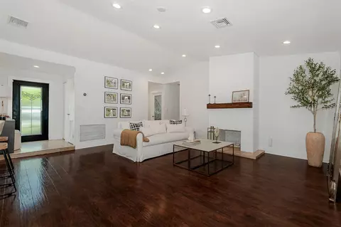 Living - Undisclosed, Miami, FL 33183 photo 1 of 1