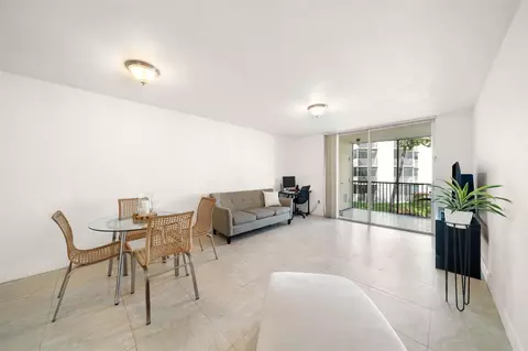 8225 Lake Dr #205, Doral, FL 33166