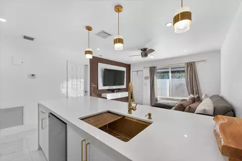 883 NE 33rd St, Oakland Park, FL 33334