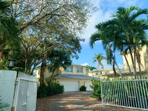 826 SE 4th Ct, Deerfield Beach, FL 33441