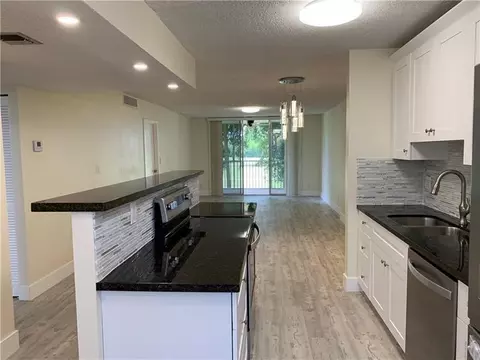 250 Jacaranda Dr #203, Plantation, FL 33324