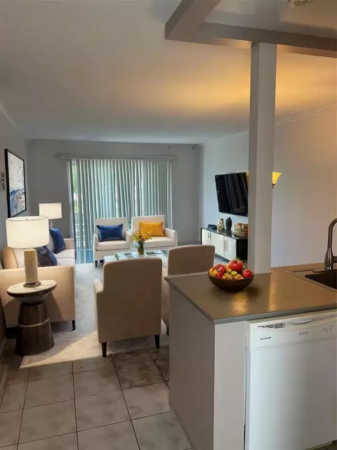 4421 NW 16th St #G211, Lauderhill, FL 33313
