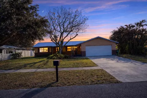 909 Canal Cir, Sebastian, FL 32958