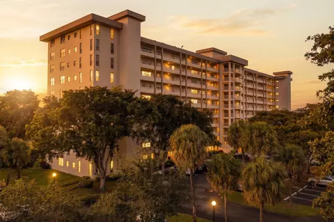 575 Oaks Ln #1002, Pompano Beach, FL 33069