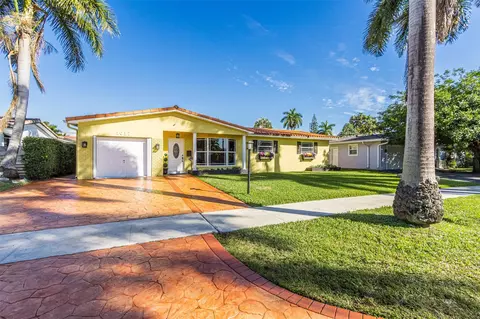 1017 NE 4th St, Hallandale Beach, FL 33009