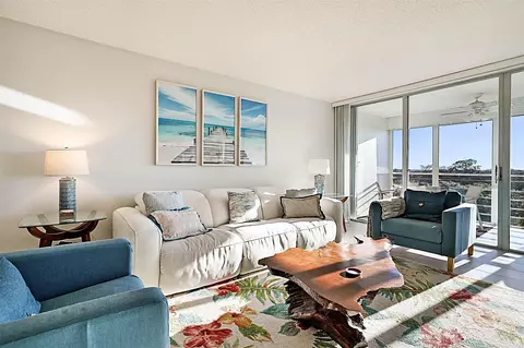 575 Oaks Ln #703, Pompano Beach, FL 33069