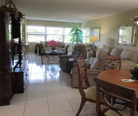 9541 Sunrise Lakes Blvd #210, Sunrise, FL 33322