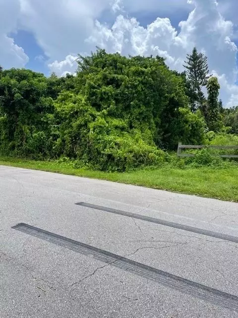 555 Sacramento St, North Fort Myers, FL 33903