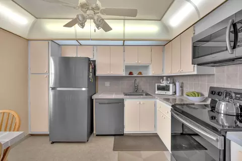 605 Oaks Dr #907, Pompano Beach, FL 33069
