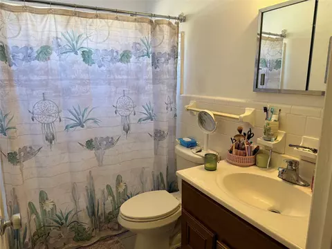 Bath - 817 SE 9th St, Okeechobee, FL 34974 photo 2 of 2