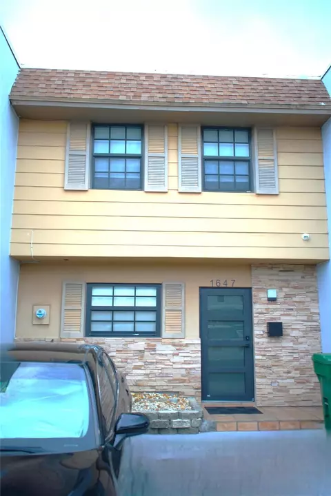 1647 W 72nd St, Hialeah, FL 33014
