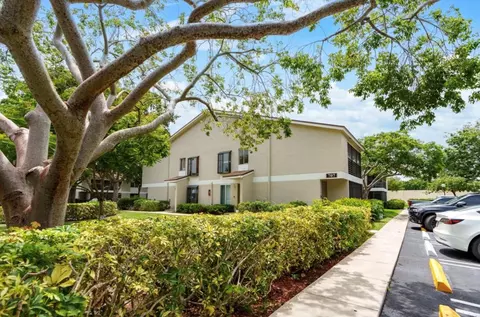 707 Gardens Dr #101, Pompano Beach, FL 33069