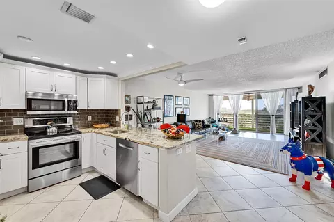 605 Oaks Dr #701, Pompano Beach, FL 33069