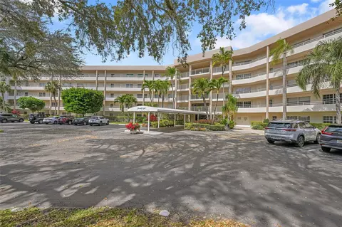 3960 Oaks Clubhouse Dr #407, Pompano Beach, FL 33069