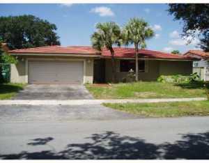 15130 Dunbarton Pl, Hialeah, FL 33016 photo 1