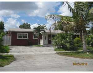 686 W 40 Pl, Hialeah, FL 33012 photo 1