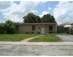 310 W 39 Pl, Hialeah, FL 33012 photo 1