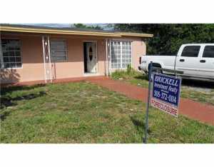 655 W 71 Pl, Hialeah, FL 33014 photo 1