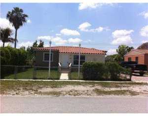 160 W 64 Ter, Hialeah, FL 33012 photo 1