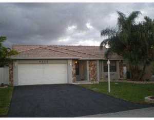 445 E 32 St, Hialeah, FL 33013 photo 1
