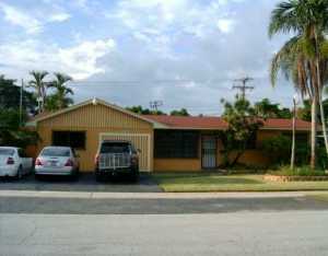 449 W 46 Pl, Hialeah, FL 33012 photo 1