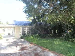 601 SE Dolphin Dr, Stuart, FL 34996 photo 1