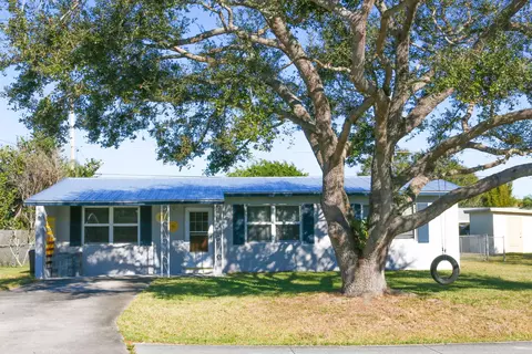 2147 SE Harrison St, Stuart, FL 34997 photo 1