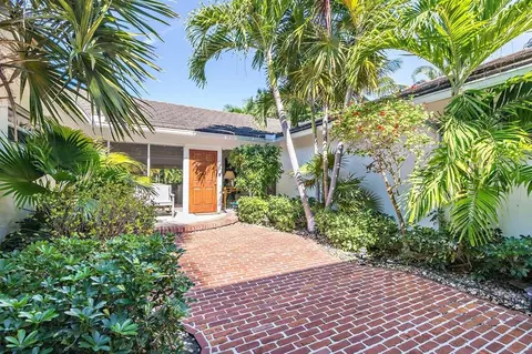 125 Worth Ct N, West Palm Beach, FL 33405