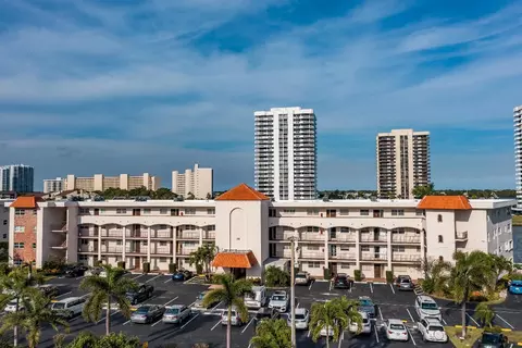 28 Yacht Club Dr #104, North Palm Beach, FL 33408