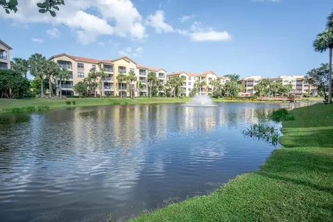 300 Uno Lago Dr #104, Juno Beach, FL 33408