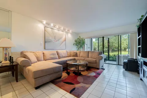 5055 Oak Hill Ln #212, Delray Beach, FL 33484