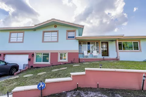 813 SE 10th Ter, Deerfield Beach, FL 33441
