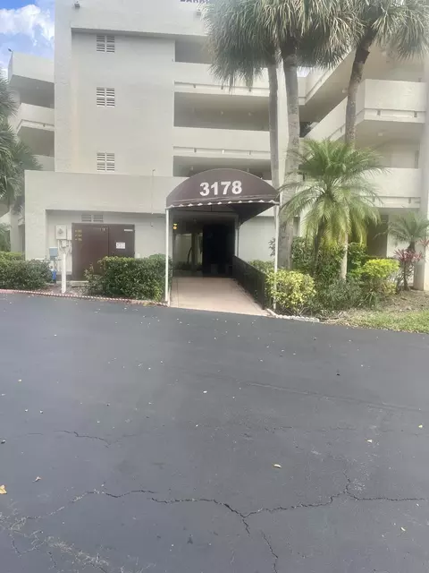 3178 Via Poinciana #217, Lake Worth, FL 33467