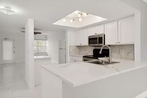 9500 SW 3rd #103, Boca Raton, FL 33428